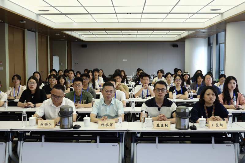 浙江大學(xué)經(jīng)濟(jì)學(xué)院、國(guó)際聯(lián)合商學(xué)院全國(guó)優(yōu)秀大學(xué)生夏令營(yíng)到浙江東方參訪 劉安江（左一）楊永軍（左二）.jpg